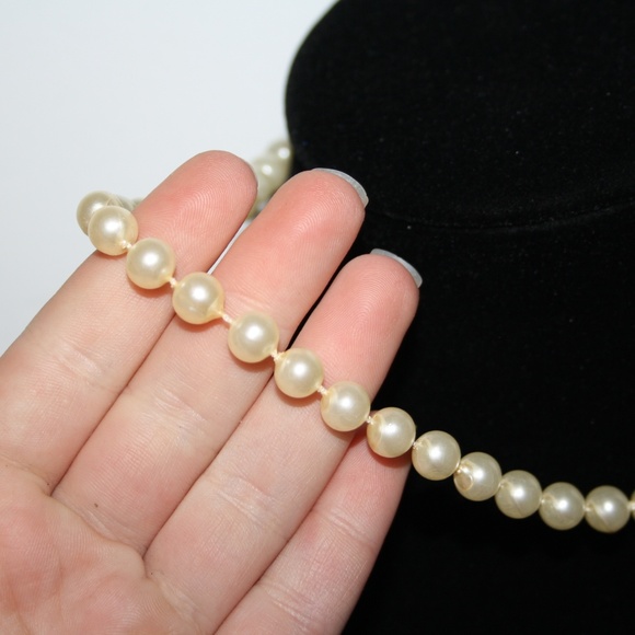 🤍 Off White Pearl Necklace · 18" · Lightweight Vintage Glow ✨ - Picture 4 of 5